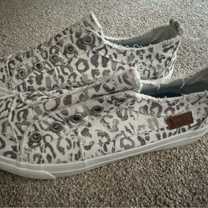 Blowfish Malibu Women's Play Sneaker, Gray Paper Cat Canvas Print, Size 8.5